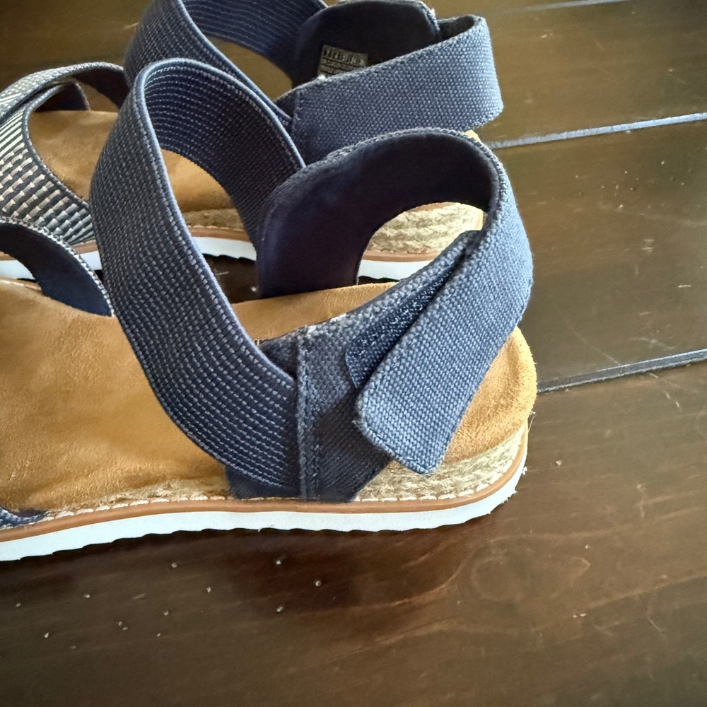 Skechers Navy sz 7 Sandals with memory foam sole and Velcro ankle strap - Picture 5 of 6